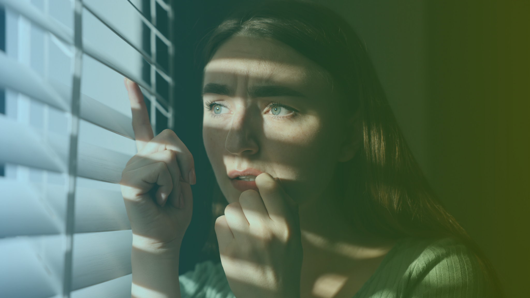 Image représentant un personne qui regarde par la fenêtre de Johari et accroit sa connaissance de soi.